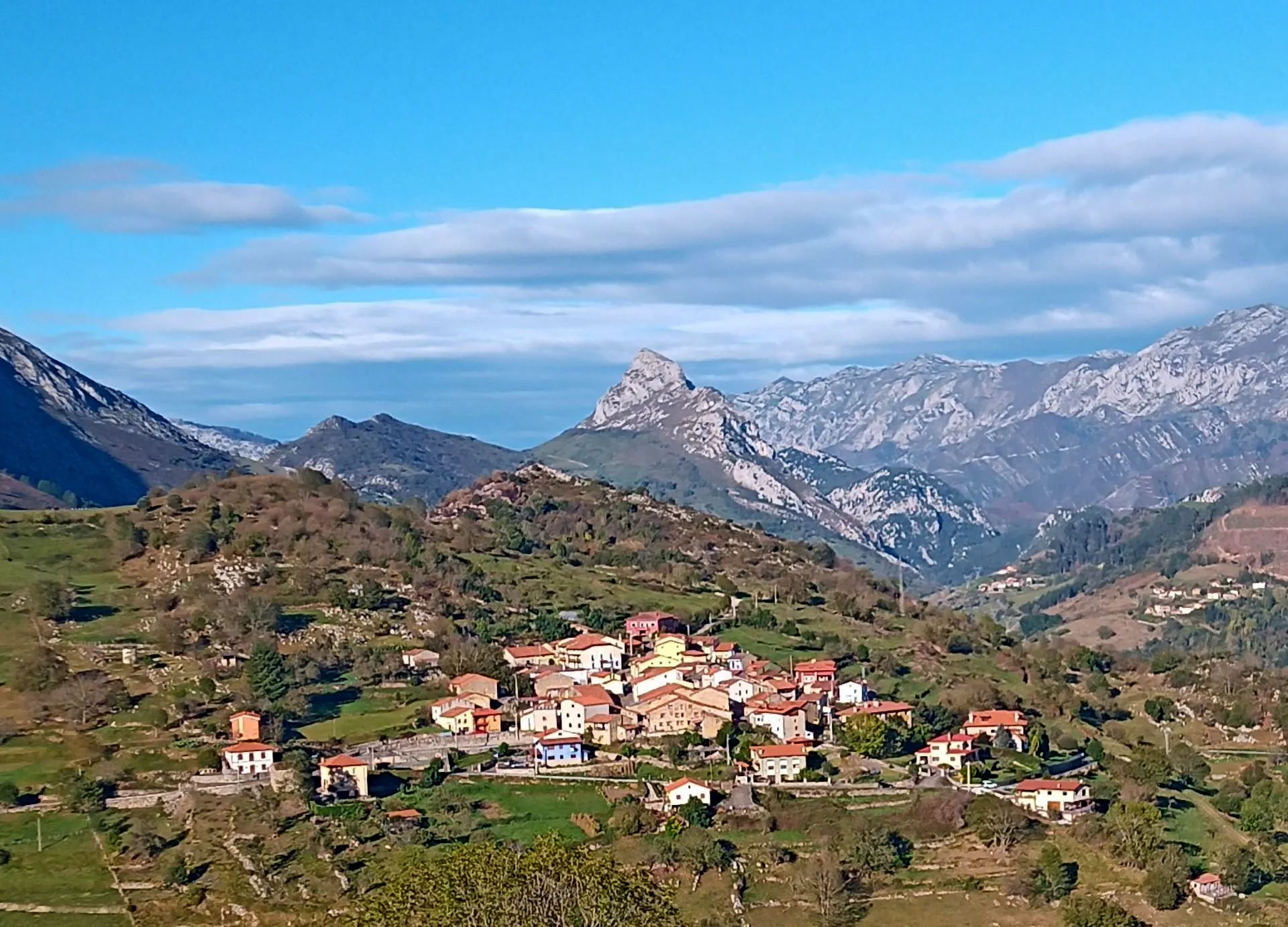 Panorámica del pueblo de Suarías
